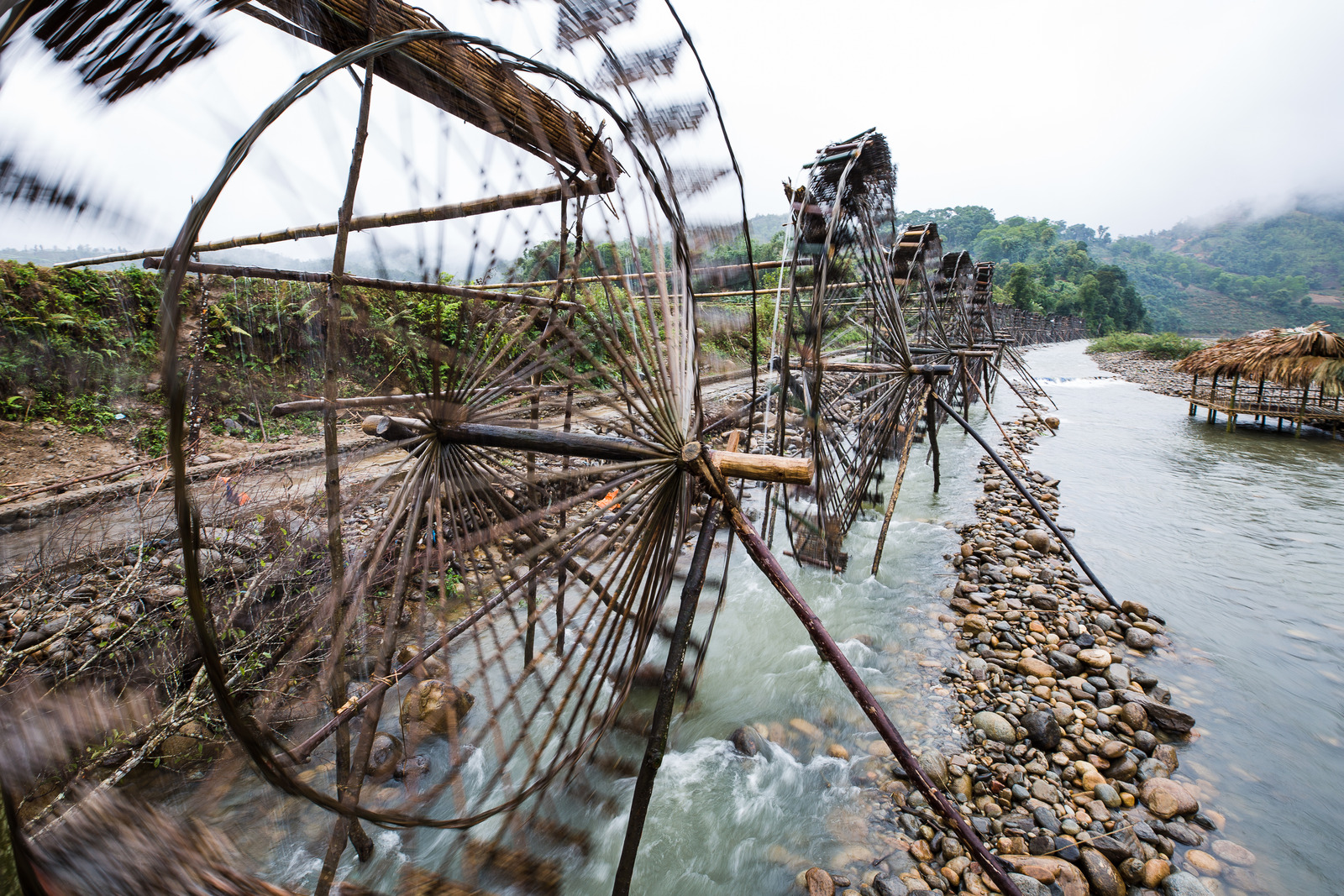 Claire de Frendu installant EoleWater pour produire de l'eau potable et de l'énergie durable