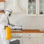 Personne qui nettoie un plan de travail en bois